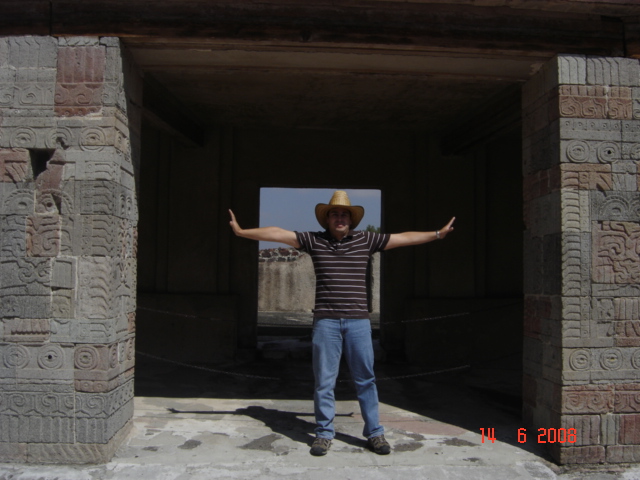 Juan @ Templo del Jaguar, Teotihuacan, Mexico — foto de Juan Peláez