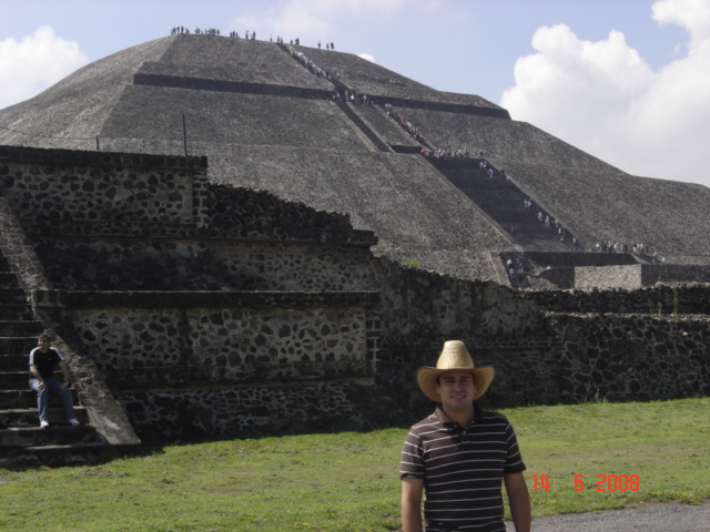 Juan @ Piramide del Sol, Teotihuacan, Mexico — foto de Juan Peláez