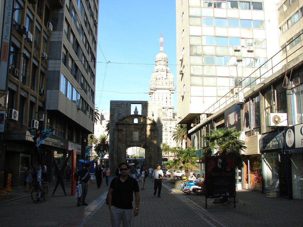 Montevideo Plaza Libertad — foto de Juan Peláez