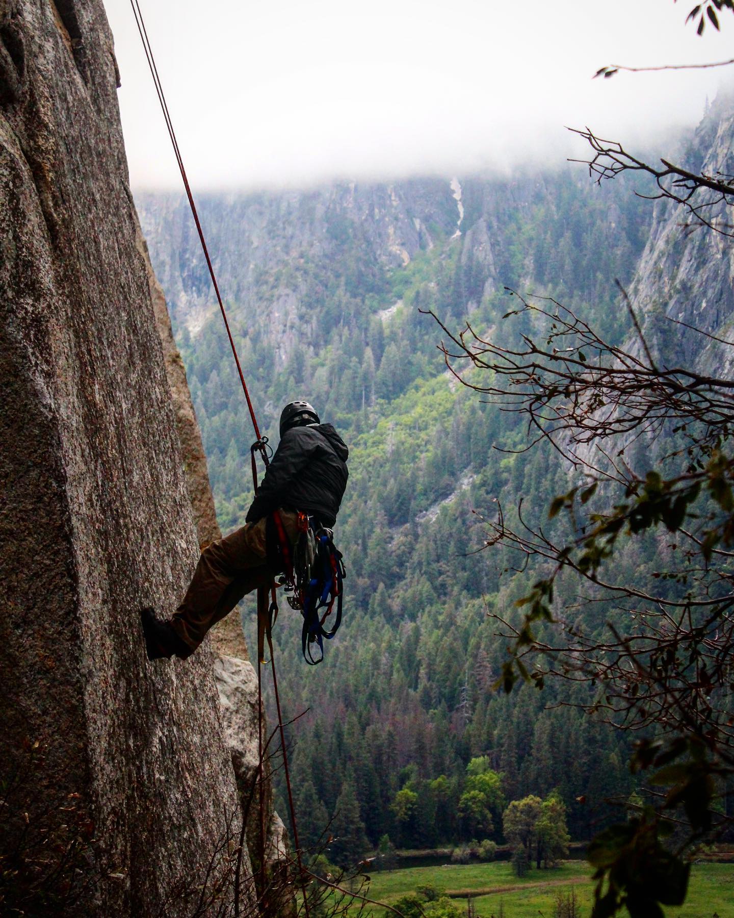 This image was taken in the last few meters before hit ground on the last rapel in El Cap, Yosemite, by a talented… — foto de Juan Peláez