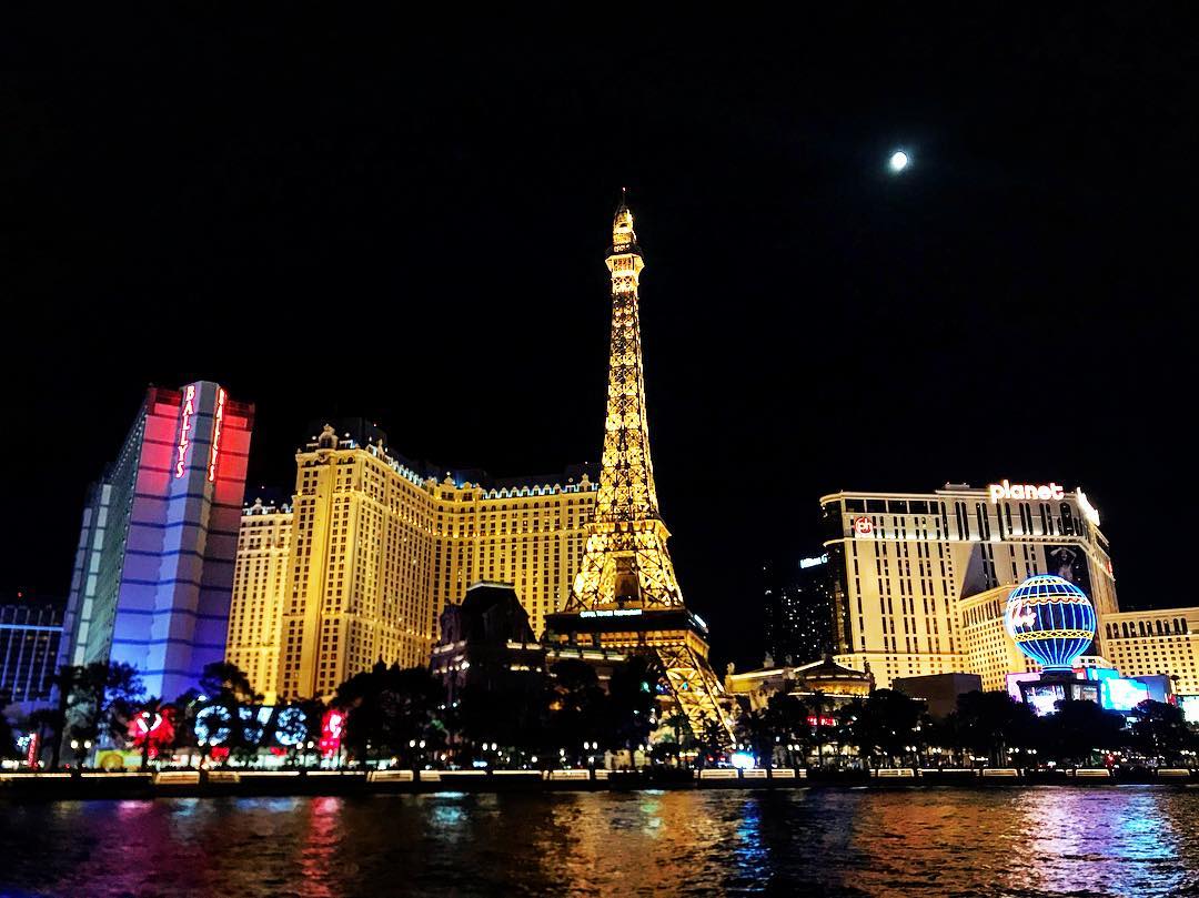 Las Vegas, Baby!. (Moon is real, everything else...kind of fake but amazing). — foto de Juan Peláez