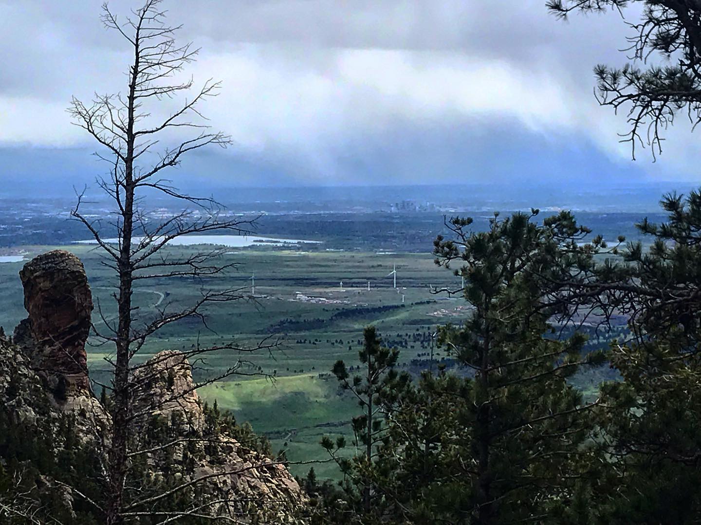 This is Colorado 100%. Denver skyline, wind farm, devil’s thumb. — foto de Juan Peláez